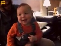 Wiiのゴルフゲームで爆笑する赤ちゃん