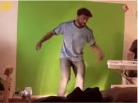 スーパーマリオブラザーズのBGMに合わせてタップダンスを踊る男