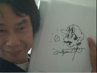 マリオの生みの親「宮本茂」が直筆のサインを描いている動画 