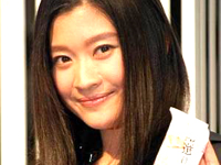 篠原涼子　全裸!!しかも大股広げて新聞を読む!!