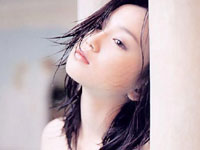 永作博美の純白ワンピから覗く激エロ胸チラ!!