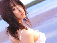 ピンクビキニから乳のほとんどがこぼれてるよ!!