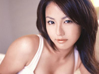 磯山さやかビキニ　悩殺ポーズのﾌﾞﾗの隙間から･･･