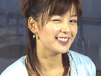 中野美奈子　ミニスカで寝そべり足をバタつかせる!!