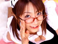 爆乳メガネっ娘メイドが恥らいながらオマタ拡げて手ブラ!!