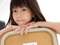 ロリ娘が体操着を脱いでおっぱい丸出し！！