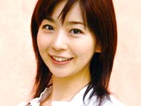 放送されていることを知らずに原稿をチェックする松尾由美子  