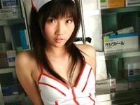 街中でビキニ姿を披露する三花愛良   