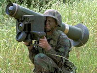 対戦車ミサイルの実弾訓練、直ぐそばに落ちて大パニック