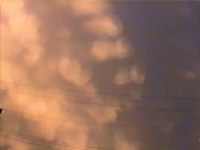 天空が垂れてくる奇妙な形の乳房雲