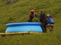 ウォータースライダーで神業ジャンプ