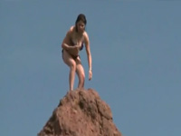 酔っぱらった巨乳ちゃんが崖からダイブして気を失う