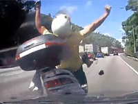 ビックスクーターに激しく追突する車側からの車載映像