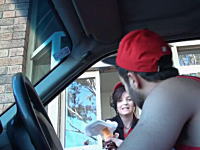 ドライブスルーでの謎いイタズラに店員さん困惑ｗｗｗ持ち方おかしいｗｗｗ