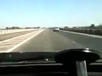 これは死んだかも。ハイスピードで走る車とバイクが正面衝突してしまう瞬間