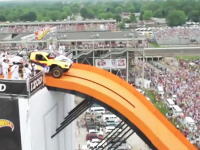 これはマジキチ。車で101メートルの大ジャンプに成功して世界記録った映像