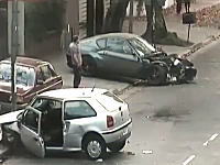 フェラーリが他車を巻き込んで事故る瞬間と事故処理の映像。これは酷い。