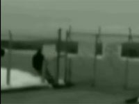 電流フェンスにオシッコをして電気ショックした憐れな男...