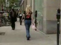 金髪ギャルがパンツを落とすドッキリｗ 届けにいったら・・・