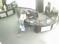 オフィスでガールフレンドとキス 直後男性にハプニングがｗ