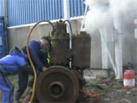 20年間屋外に放置されていた80年以上前のディーゼルエンジンを動かしてみた