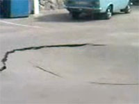 いきなり道路にクレーターのような穴が出現。