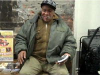 鳥肌モノの歌唱力を持つホームレス。レコード会社は今すぐ契約しろ！！