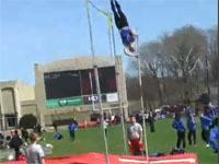 棒高跳びの棒がお尻にグサッ！