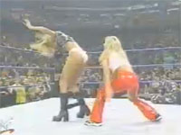 女子プロレスラー 観衆の前でパンツおろされ