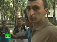 恐ろしい大使館職員。全裸で抗議する女性を蹴散らかす。