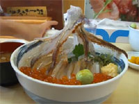 北海道の活きが良すぎる海鮮丼が海外で話題に。逃げ出そうとする食材ｗ