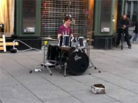 めちゃレベルの高いストリート・ドラマーの神動画。