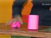 生放送でマジシャンがマジックに失敗してナイフが手に突き刺さってしまう