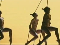 セクシーなお姉さんやお兄さん達による独特過ぎる世界