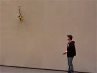 ヘリコプターが壁に着陸！？ラジコンならではの神業トリック！！