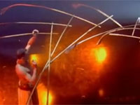 重心は常に一点。樹の枝を神バランスで積み上げるパフォーマンス。