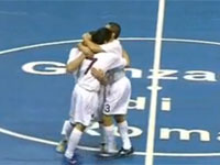 必殺のシュート。相手キーパーは全く動けない。これはカッコ良すぎ