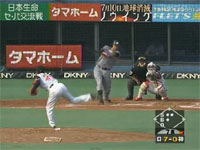 野球の神動画？右ヒザ→左ヒザ→金玉の自打球を乗り越えて！