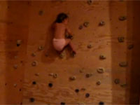 オムツ1枚でクライミングする赤ちゃん。将来に超期待。