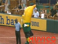 警備員にダンスバトルを仕掛けたバナナが返り討ちにｗｗ