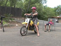 抜けかけの乳歯に糸を結びバイクで引っ張り抜く