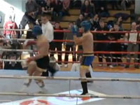 試合開始直後に360°回転ハイキックが見事に顔面をとらえ一撃ノックアウト