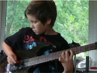正に神童。11歳の少年による超絶ギターテクニック。