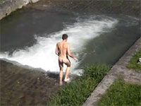 これは酷い。友人が全裸で泳いでいる隙に衣服を全て持ち去るイタズラ。