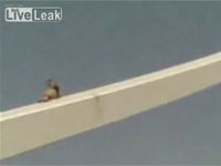 橋の欄干を滑り台にして遊んでいた少年が落下してしまう衝撃映像