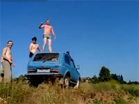 転げ落ちて池ぽちゃ痛い。カッコ良い所を見せようとして大失敗しちゃう男性