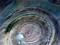 サハラ砂漠にぽっかり開いた巨大な地球の眼「リシャット構造」