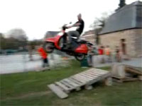 スクーターでジャンプスタント。どーん！と成功するけどどーん！と失敗しちゃう