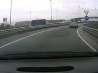 こんな事ってあるの？走行中に後ろのトレーラーを置き忘れていってしまう。