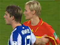 さり気なく女性審判の胸を触るサッカー選手